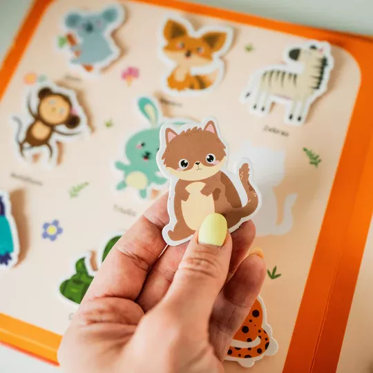 VEIKLIS KNYGELĖ SU DAUKARTINIAIS LIPDUKAIS IR PIEŠIMU VANDENIU