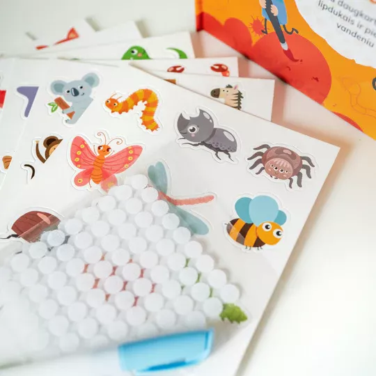 VEIKLIS KNYGELĖ SU DAUKARTINIAIS LIPDUKAIS IR PIEŠIMU VANDENIU