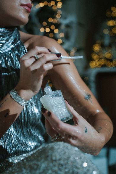 YOU ARE Silver Glow Sausas kūno aliejus su žėručiu, 50 ml