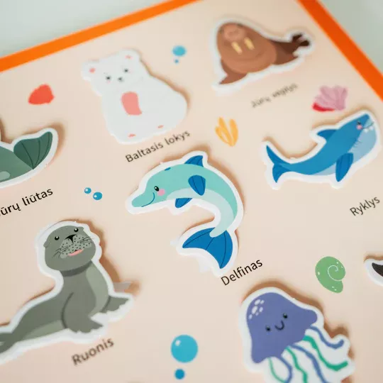 VEIKLIS KNYGELĖ SU DAUKARTINIAIS LIPDUKAIS IR PIEŠIMU VANDENIU