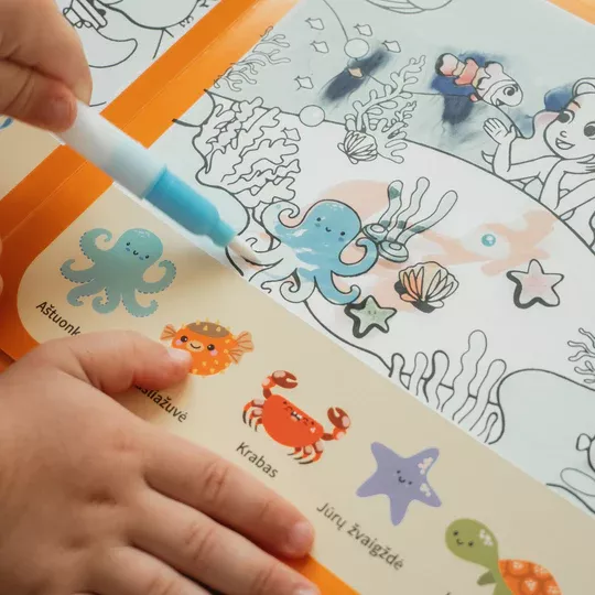 VEIKLIS KNYGELĖ SU DAUKARTINIAIS LIPDUKAIS IR PIEŠIMU VANDENIU