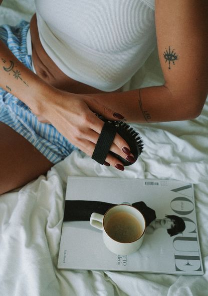 YOU ARE Smooth sauso šveitimo kūno šepetys su jonais